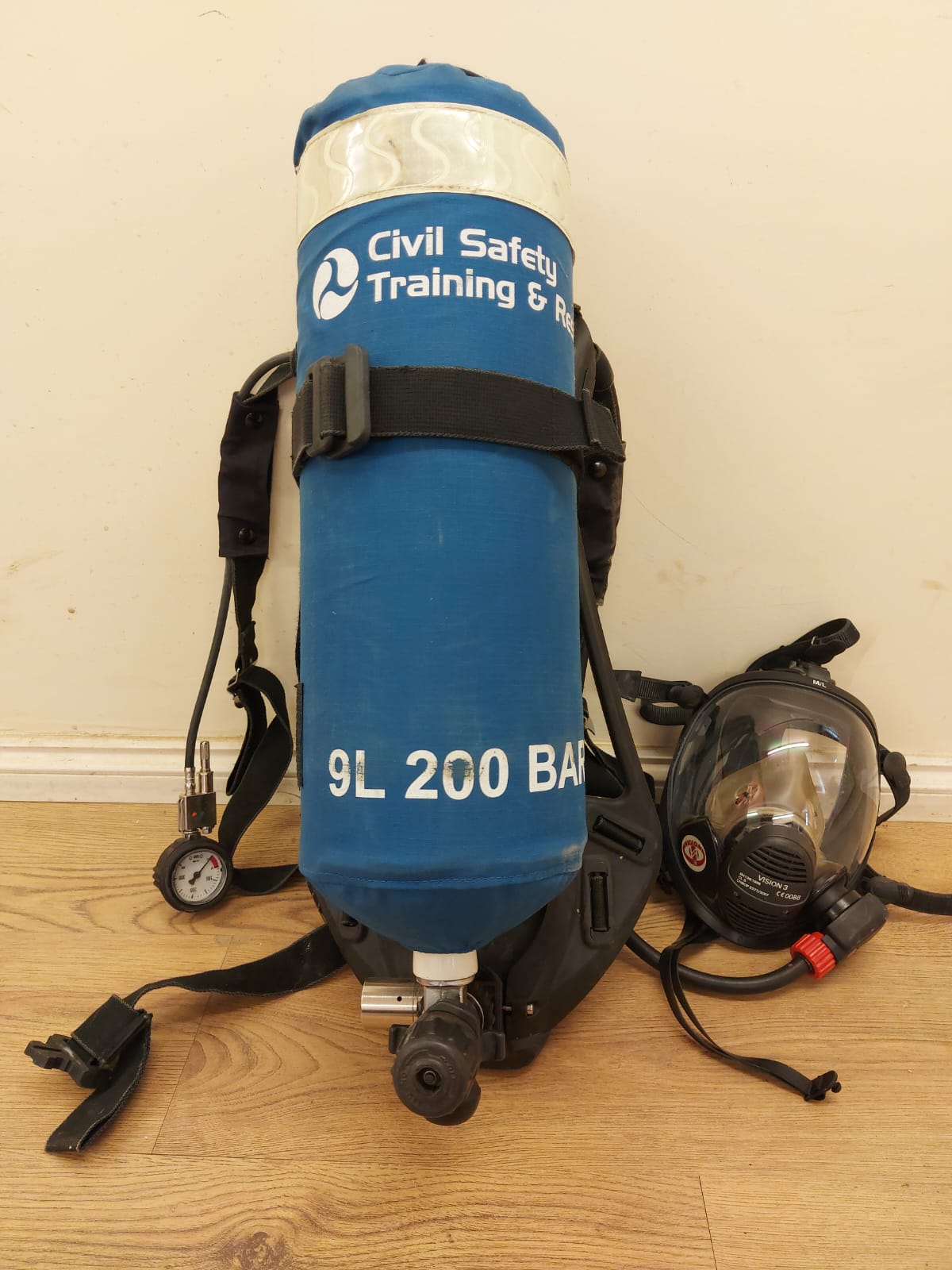 Blue oxygen tank and breathing apparatus